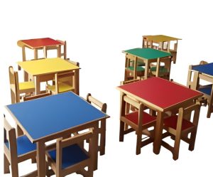 Mesas y sillas escolares
